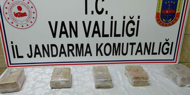 Van'da arazide taşlar arasına gizlenen 3 kilo metamfetamin bulundu