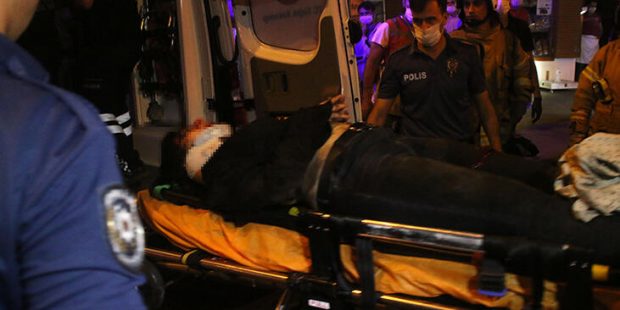 Yer: İstanbul... Kendini bir anda raylara bıraktı